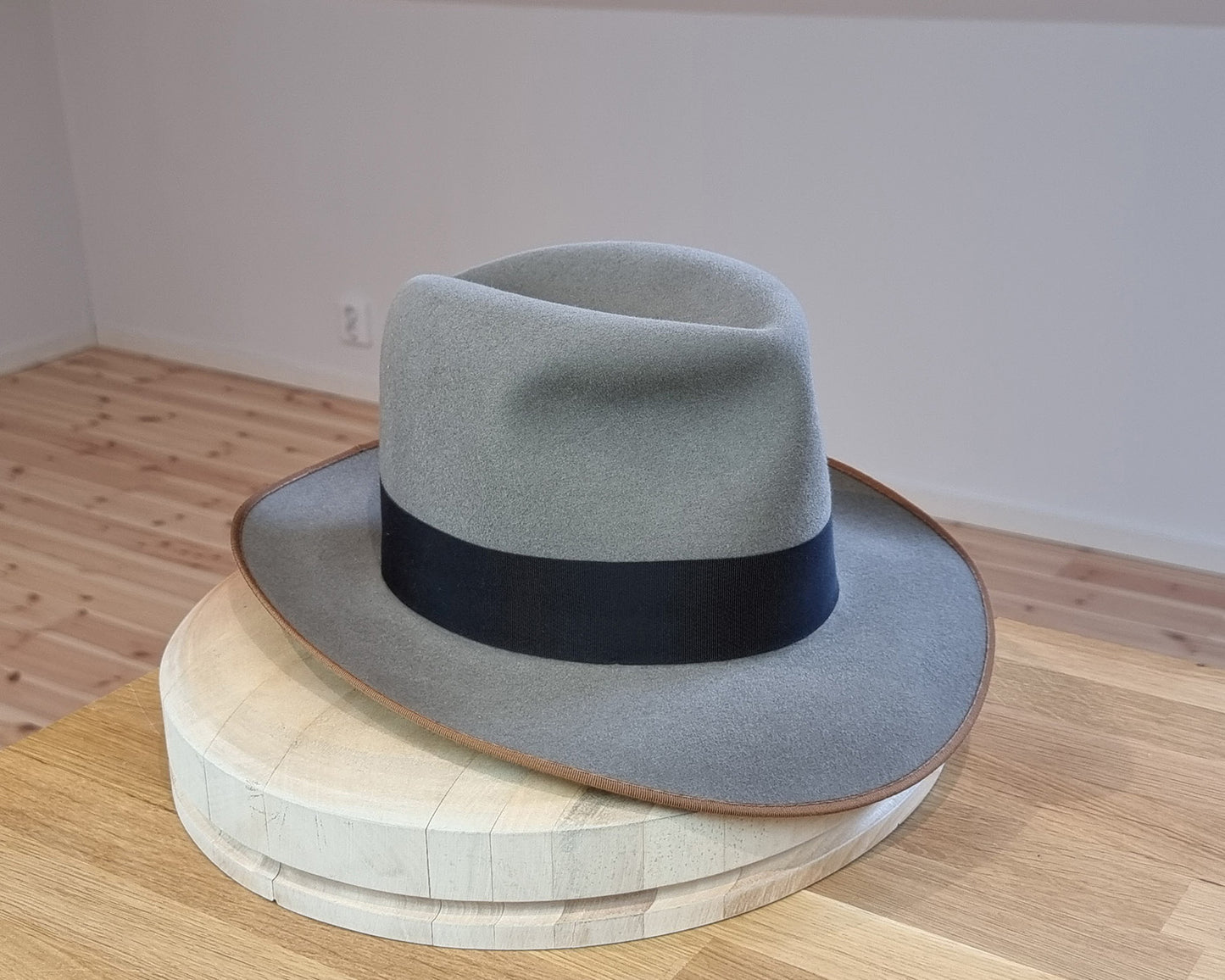 LEIFUR FEDORA | STONE | RABBIT & HARE DELUXE BLEND | SIZE 58, US 7 1/4