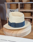 BOGART FEDORA | HAND WOVEN ECUADORIAN STRAW | NATURAL COLOR | CUENCA GRADE EIGHT | SIZE 60, US 7 1/2 - Hufvud
