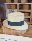 BOGART FEDORA | HAND WOVEN ECUADORIAN STRAW | NATURAL COLOR | CUENCA GRADE EIGHT | SIZE 60, US 7 1/2 - Hufvud