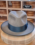 CAGNEY FEDORA | 50X BEAVER BLEND | STONE COLOR | SIZE 61, US 7 5/8
