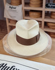 CAGNEY FEDORA | HAND WOVEN ECUADORIAN STRAW | NATURAL COLOR | SIZE 58, US 7 1/4 - Hufvud