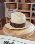 CAGNEY FEDORA | HAND WOVEN ECUADORIAN STRAW | NATURAL COLOR | SIZE 58, US 7 1/4 - Hufvud