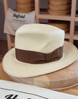 CAGNEY FEDORA | HAND WOVEN ECUADORIAN STRAW | NATURAL COLOR | SIZE 58, US 7 1/4 - Hufvud