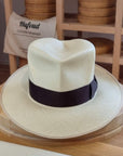 LEIFUR Lucky FEDORA | HAND WOVEN ECUADORIAN STRAW | CUENCA GRADE TWENTY | NATURAL COLOR | SIZE 59, US 7 3/8 - Hufvud