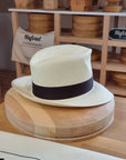 LEIFUR Lucky FEDORA | HAND WOVEN ECUADORIAN STRAW | CUENCA GRADE TWENTY | NATURAL COLOR | SIZE 59, US 7 3/8 - Hufvud