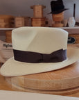 LEIFUR Lucky FEDORA | HAND WOVEN ECUADORIAN STRAW | CUENCA GRADE TWENTY | NATURAL COLOR | SIZE 59, US 7 3/8 - Hufvud