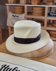 LEIFUR Lucky FEDORA | HAND WOVEN ECUADORIAN STRAW | CUENCA GRADE TWENTY | NATURAL COLOR | SIZE 59, US 7 3/8 - Hufvud