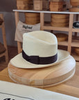 LEIFUR Lucky FEDORA | HAND WOVEN ECUADORIAN STRAW | CUENCA GRADE TWENTY | NATURAL COLOR | SIZE 59, US 7 3/8 - Hufvud