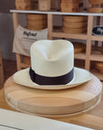 LEIFUR Lucky FEDORA | HAND WOVEN ECUADORIAN STRAW | CUENCA GRADE TWENTY | NATURAL COLOR | SIZE 59, US 7 3/8 - Hufvud