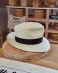 LEIFUR Lucky FEDORA | HAND WOVEN ECUADORIAN STRAW | CUENCA GRADE TWENTY | NATURAL COLOR | SIZE 59, US 7 3/8 - Hufvud