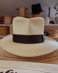 LEIFUR Lucky FEDORA | HAND WOVEN ECUADORIAN STRAW | CUENCA GRADE TWENTY | NATURAL COLOR | SIZE 59, US 7 3/8 - Hufvud