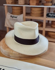 LEIFUR Lucky FEDORA | HAND WOVEN ECUADORIAN STRAW | CUENCA GRADE TWENTY | NATURAL COLOR | SIZE 59, US 7 3/8 - Hufvud