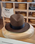 LEIFUR Lucky FEDORA | RABBIT & HARE DELUXE BLEND FELT | SABLE BROWN COLOR | SIZE 57, US 7 1/8 - Hufvud