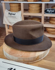 LEIFUR Lucky FEDORA | RABBIT & HARE DELUXE BLEND FELT | SABLE BROWN COLOR | SIZE 58, US 7 1/4 - Hufvud