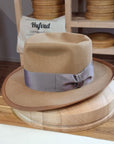 WHIPPET FEDORA | BEAVER FIFTY | CAMEL COLOR | SIZE 59, US 7 3/8 - Hufvud