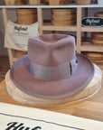 WHIPPET FEDORA | BEAVER FIFTY | DUSTY ROSE COLOR | SIZE 59, US 7 3/8 - Hufvud