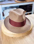 OLAV FEDORA | CAMEL | 50X BEAVER BLEND | SIZE 60, US 7 1/2