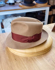 OLAV FEDORA | CAMEL | 50X BEAVER BLEND | SIZE 60, US 7 1/2