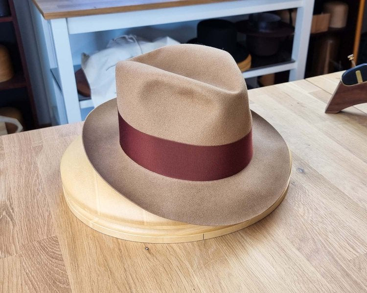 OLAV FEDORA | CAMEL | 50X BEAVER BLEND | SIZE 60, US 7 1/2