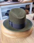 OLAV FEDORA | MOSS GREEN | RABBIT & HARE DELUXE FELT | SIZE 57, US 7 1/8