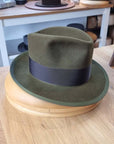 OLAV FEDORA | MOSS GREEN | RABBIT & HARE DELUXE FELT | SIZE 57, US 7 1/8