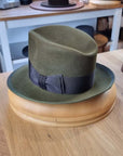 OLAV FEDORA | MOSS GREEN | RABBIT & HARE DELUXE FELT | SIZE 57, US 7 1/8