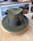 OLAV FEDORA | MOSS GREEN | RABBIT & HARE DELUXE FELT | SIZE 57, US 7 1/8
