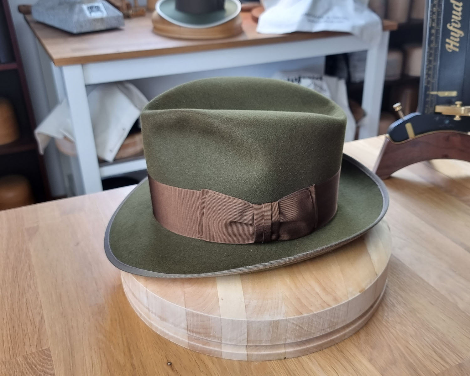 OLAV FEDORA | MOSS GREEN | RABBIT & HARE DELUXE BLEND | SIZE 59, US 7 3/8