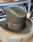 OLAV FEDORA | MOSS GREEN | RABBIT & HARE DELUXE BLEND | SIZE 59, US 7 3/8