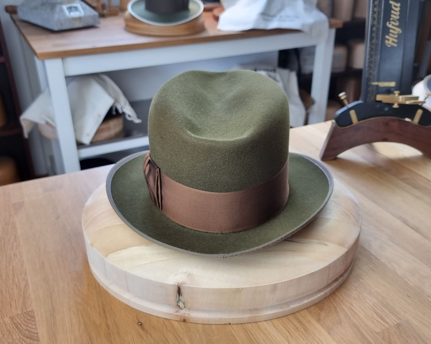 OLAV FEDORA | MOSS GREEN | RABBIT & HARE DELUXE BLEND | SIZE 59, US 7 3/8