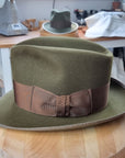 OLAV FEDORA | MOSS GREEN | RABBIT & HARE DELUXE BLEND | SIZE 59, US 7 3/8