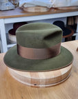 LEIFUR FEDORA | MOSS GREEN | RABBIT & HARE DELUXE BLEND | SIZE 58, US 7 1/4