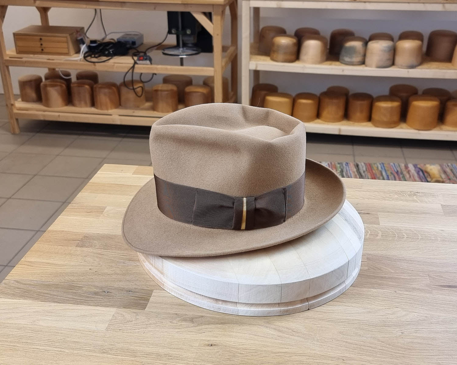 BOGART FEDORA | CAMEL | 50X BEAVER BLEND | UNDER-WELTED EDGE | SIZE 59, US 7 3/8