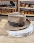 BOGART FEDORA | CAMEL | 50X BEAVER BLEND | UNDER-WELTED EDGE | SIZE 59, US 7 3/8