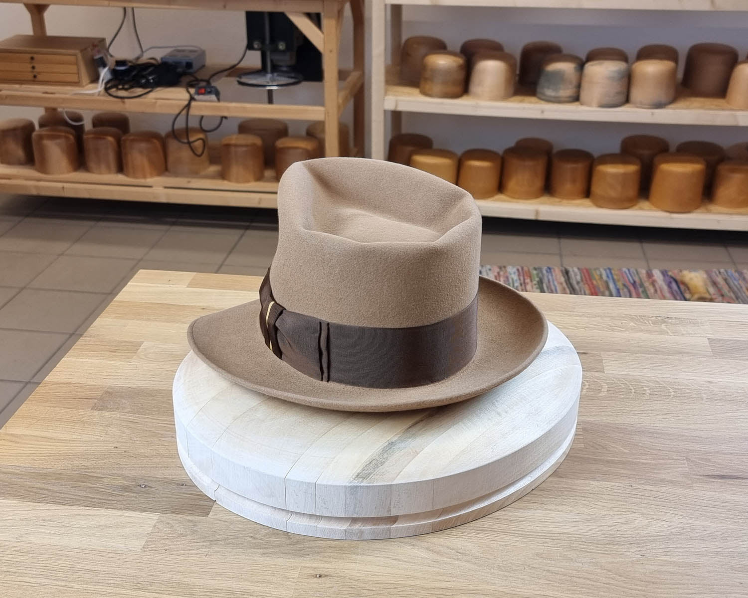 BOGART FEDORA | CAMEL | 50X BEAVER BLEND | UNDER-WELTED EDGE | SIZE 59, US 7 3/8