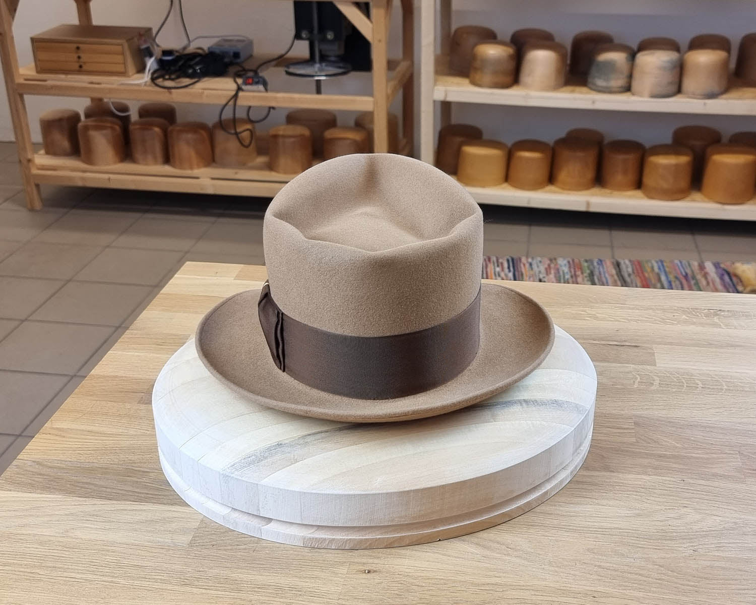 BOGART FEDORA | CAMEL | 50X BEAVER BLEND | UNDER-WELTED EDGE | SIZE 59, US 7 3/8