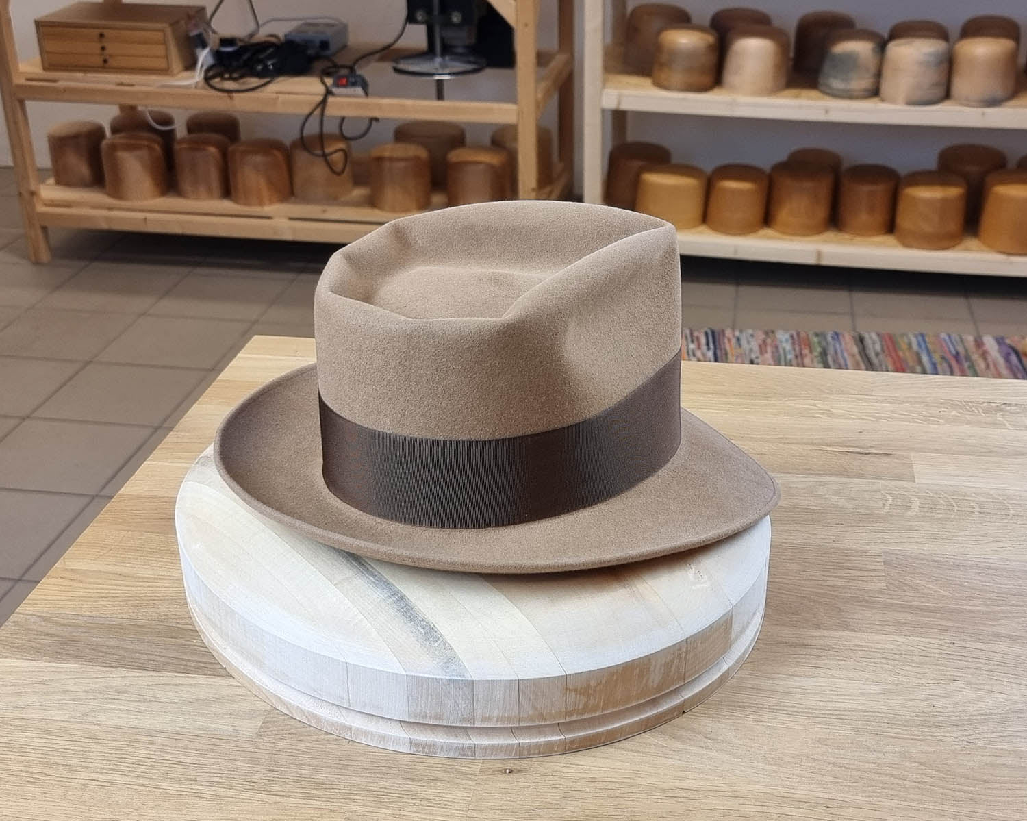 BOGART FEDORA | CAMEL | 50X BEAVER BLEND | UNDER-WELTED EDGE | SIZE 59, US 7 3/8