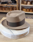BOGART FEDORA | CAMEL | 50X BEAVER BLEND | UNDER-WELTED EDGE | SIZE 59, US 7 3/8