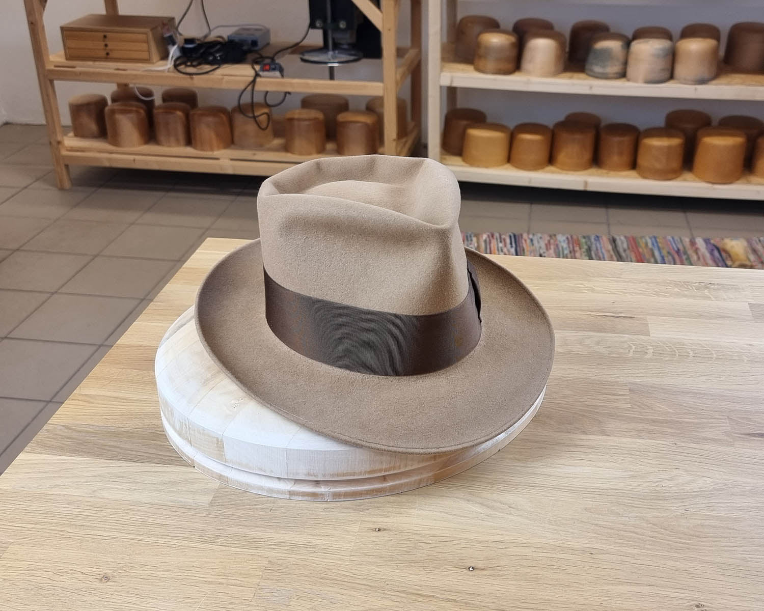 BOGART FEDORA | CAMEL | 50X BEAVER BLEND | UNDER-WELTED EDGE | SIZE 59, US 7 3/8