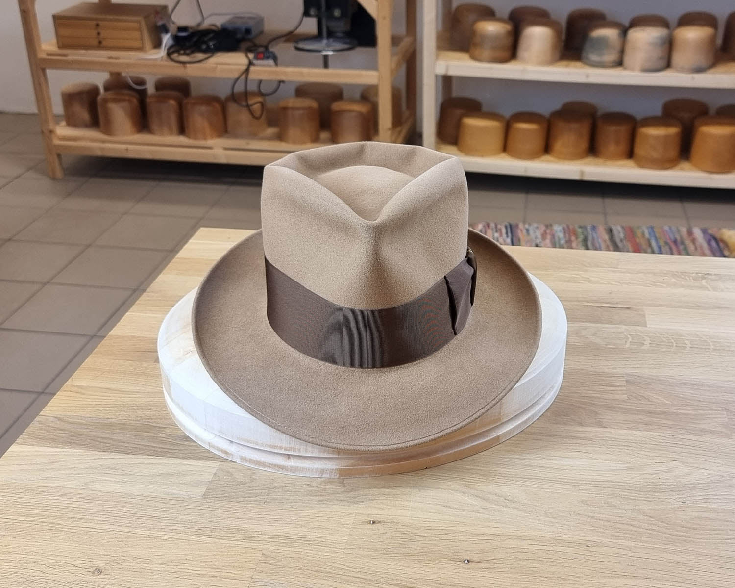 BOGART FEDORA | CAMEL | 50X BEAVER BLEND | UNDER-WELTED EDGE | SIZE 59, US 7 3/8