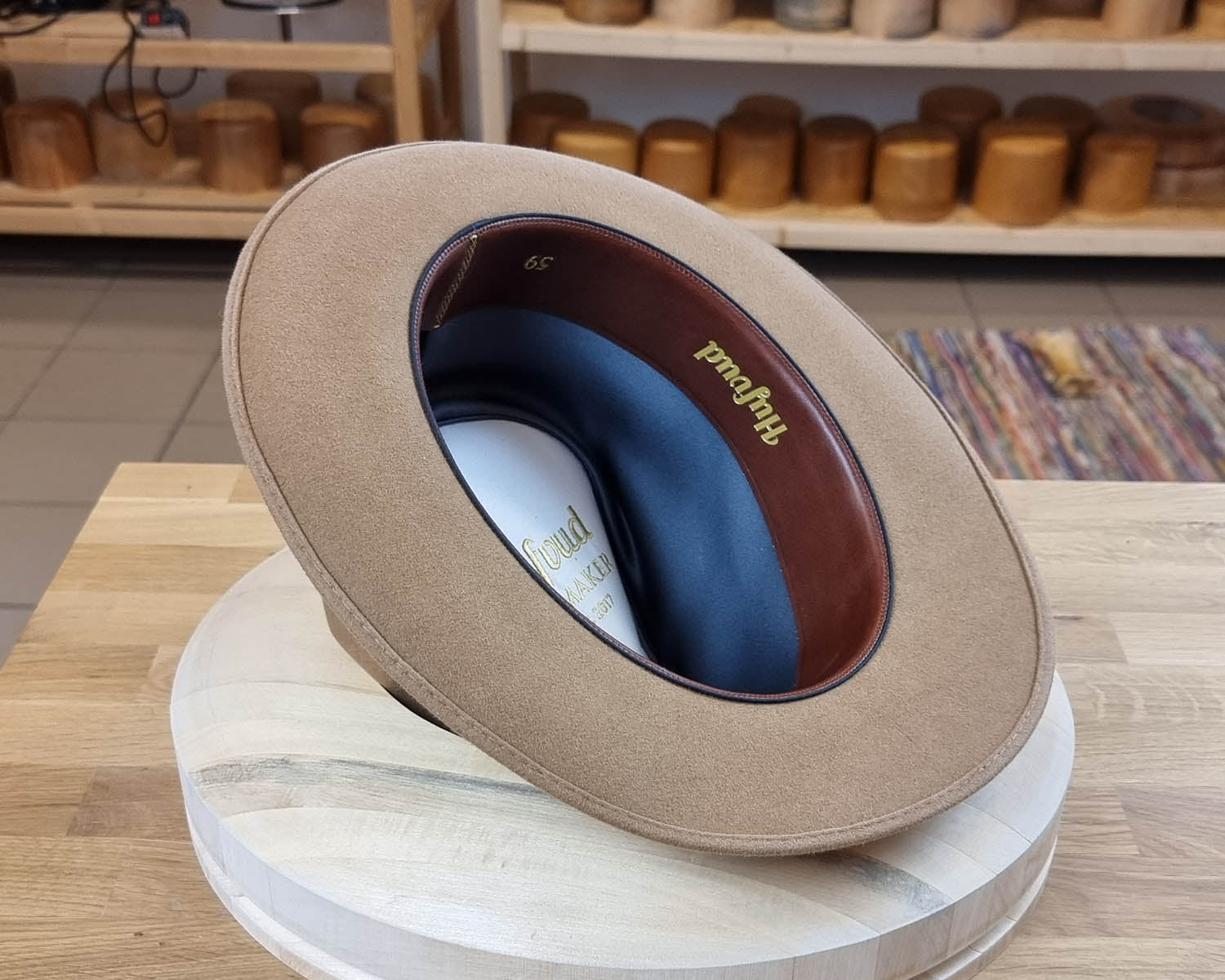 BOGART FEDORA | CAMEL | 50X BEAVER BLEND | UNDER-WELTED EDGE | SIZE 59, US 7 3/8