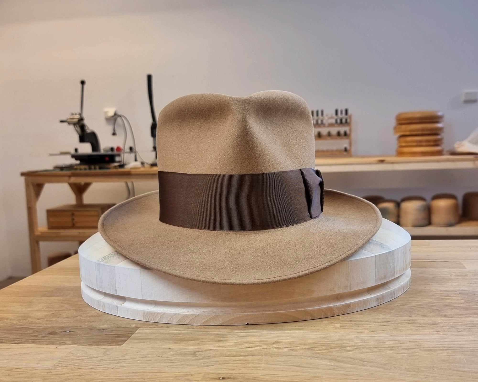 BOGART FEDORA | CAMEL | 50X BEAVER BLEND | UNDER-WELTED EDGE | SIZE 59, US 7 3/8