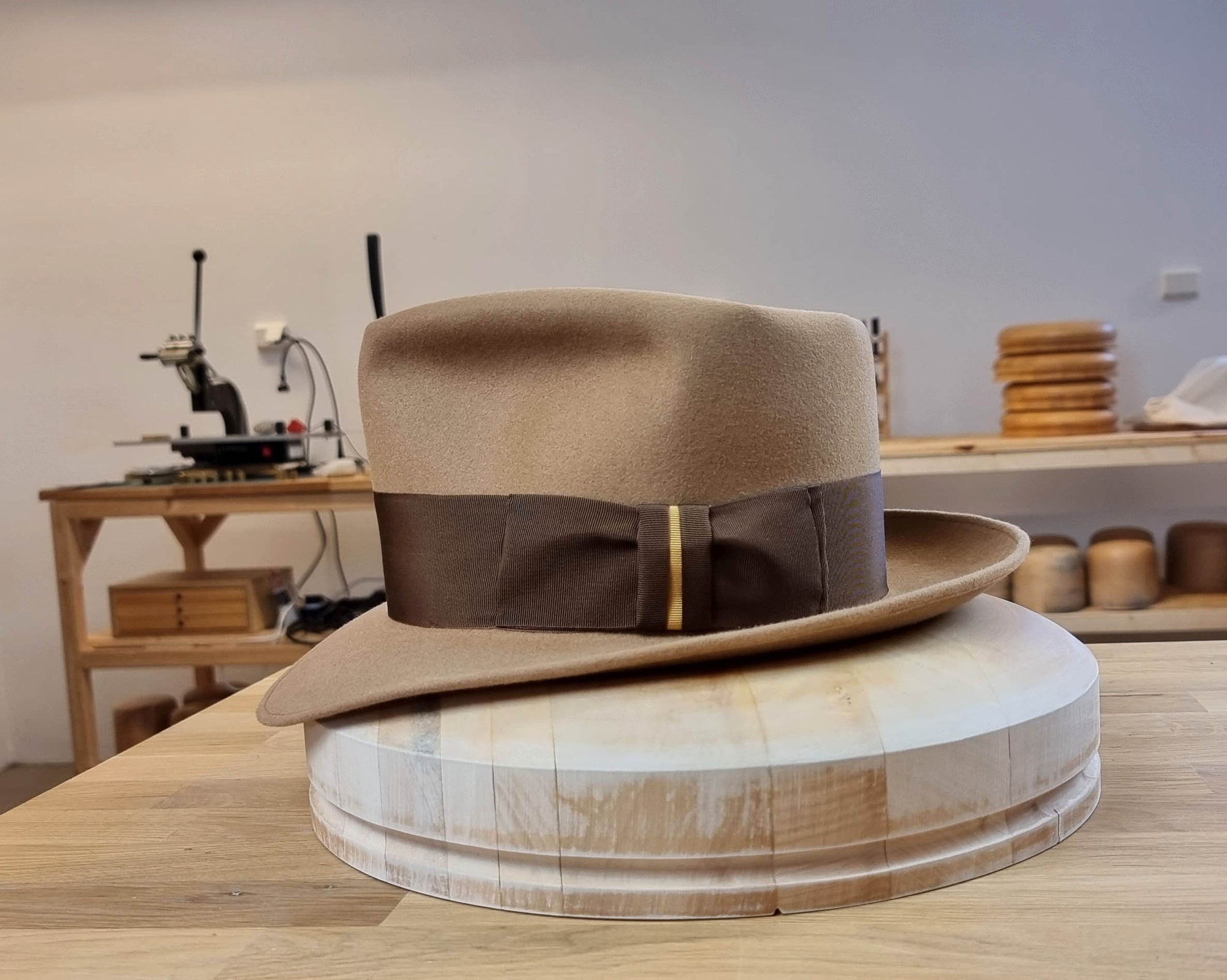 BOGART FEDORA | CAMEL | 50X BEAVER BLEND | UNDER-WELTED EDGE | SIZE 59, US 7 3/8
