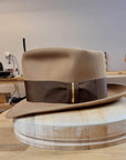 BOGART FEDORA | CAMEL | 50X BEAVER BLEND | UNDER-WELTED EDGE | SIZE 59, US 7 3/8