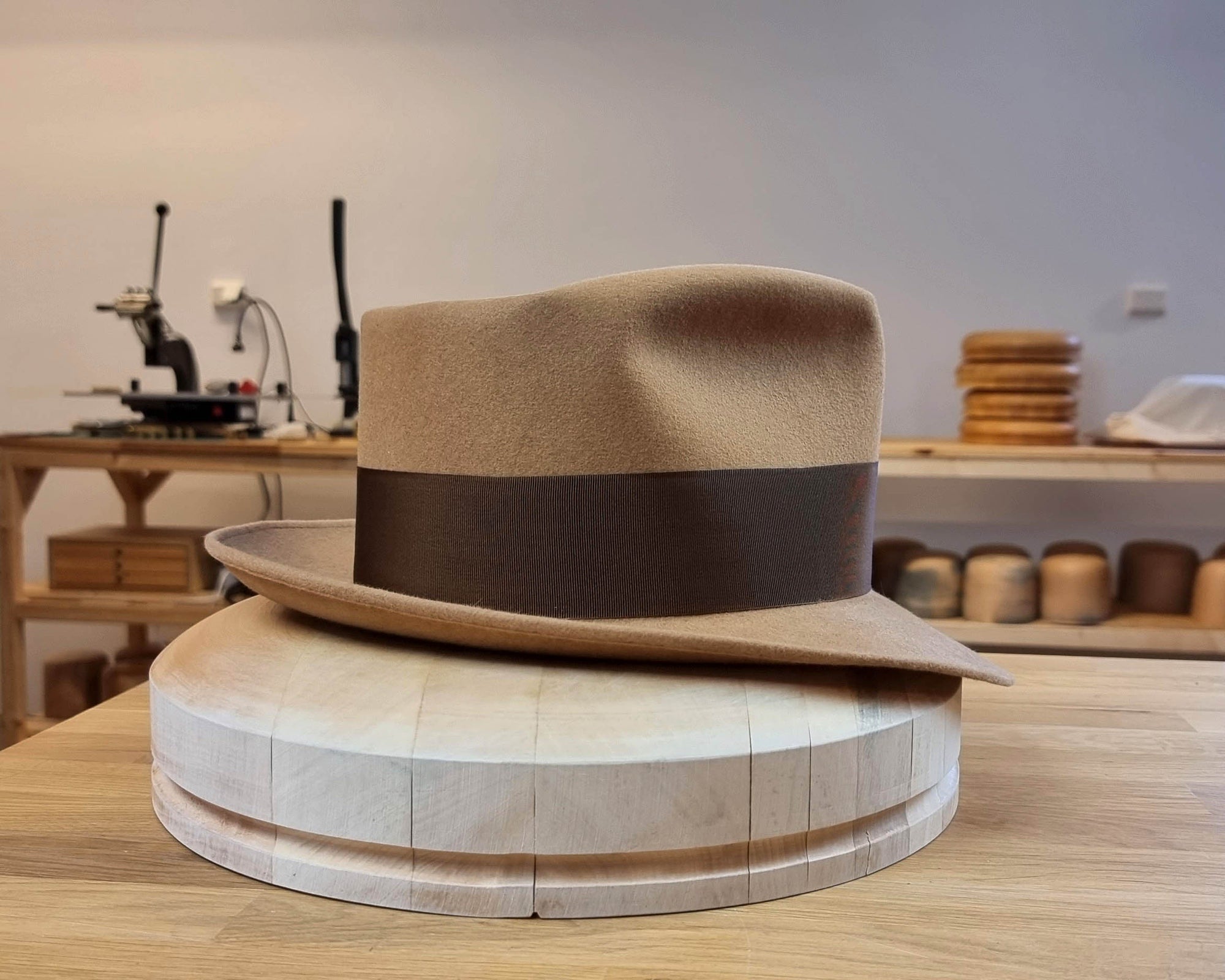 BOGART FEDORA | CAMEL | 50X BEAVER BLEND | UNDER-WELTED EDGE | SIZE 59, US 7 3/8