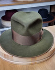 LEIFUR FEDORA | MOSS GREEN | RABBIT & HARE DELUXE BLEND | SIZE 58, US 7 1/4