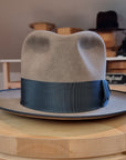 CAGNEY FEDORA | 50X BEAVER BLEND | STONE COLOR | SIZE 61, US 7 5/8