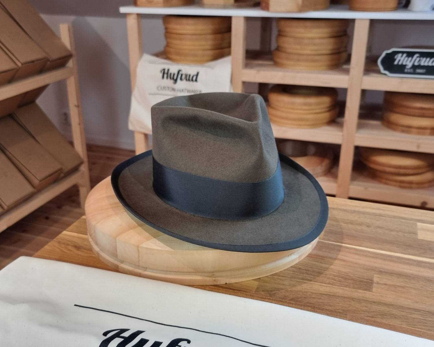 ABRAMS 'Thin Man 1936' | BEAVER FIFTY | OLIVE GREEN COLOR | SIZE 59, US 7 3/8 - Hufvud