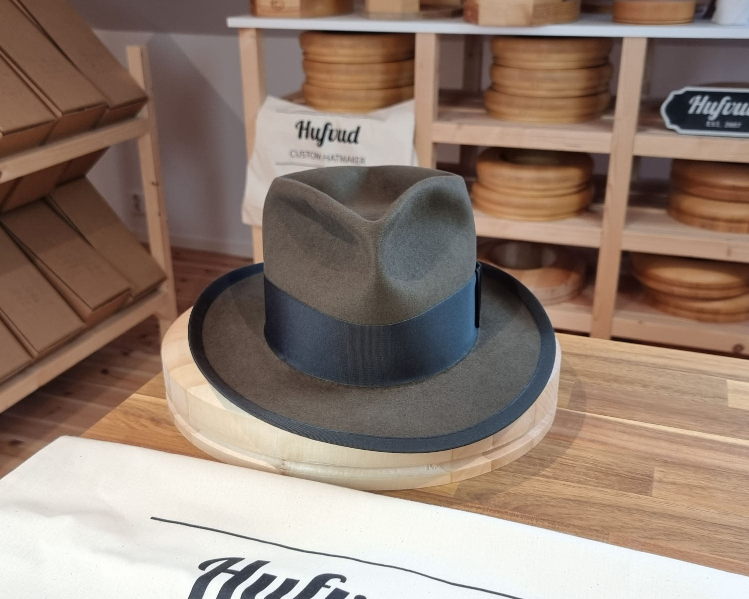 ABRAMS 'Thin Man 1936' | BEAVER FIFTY | OLIVE GREEN COLOR | SIZE 59, US 7 3/8 - Hufvud