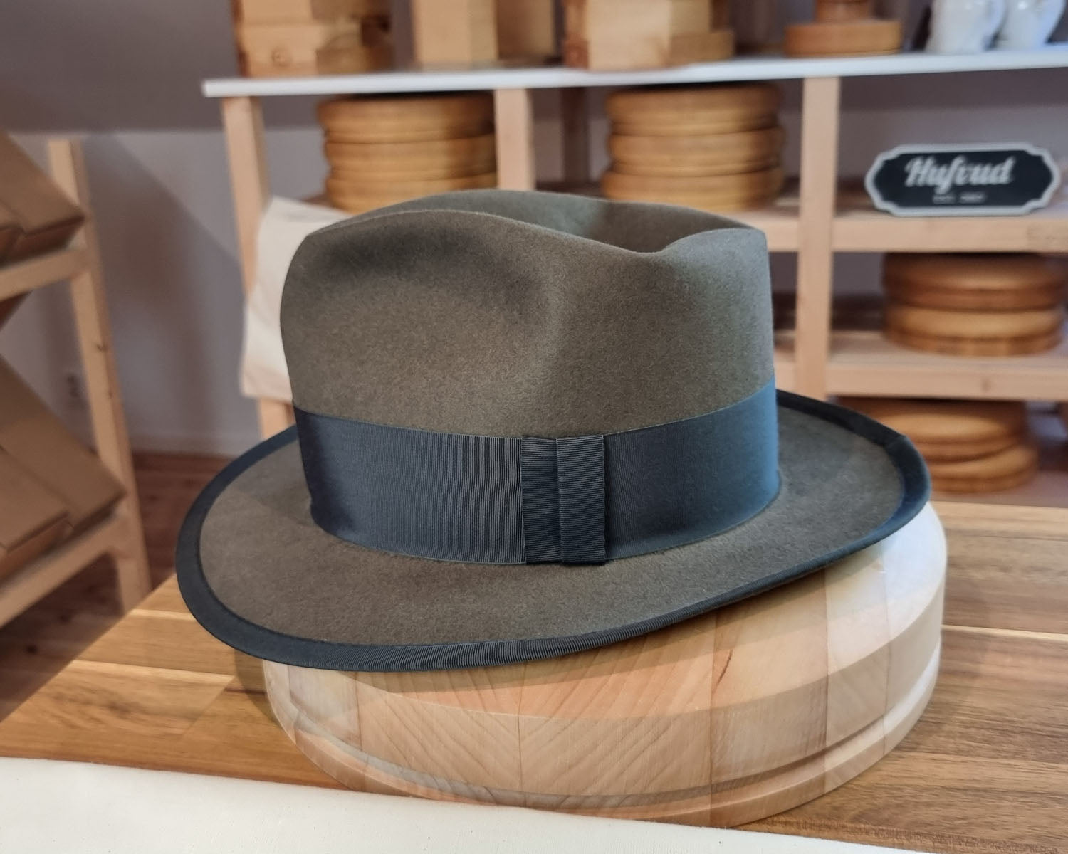 ABRAMS 'Thin Man 1936' | BEAVER FIFTY | OLIVE GREEN COLOR | SIZE 59, US 7 3/8 - Hufvud